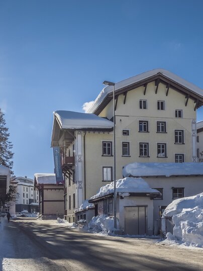 Mehrstöckiges Gebäude mit Fenstern und Balkonen | © Davos Klosters Mountains 