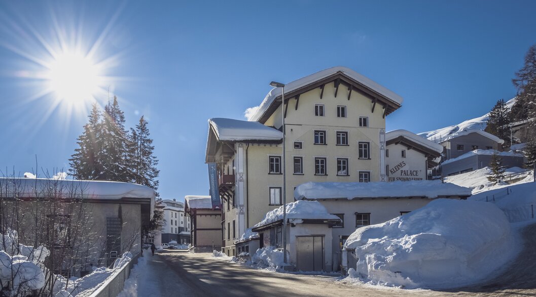 Mehrstöckiges Gebäude mit Fenstern und Balkonen | © Davos Klosters Mountains 