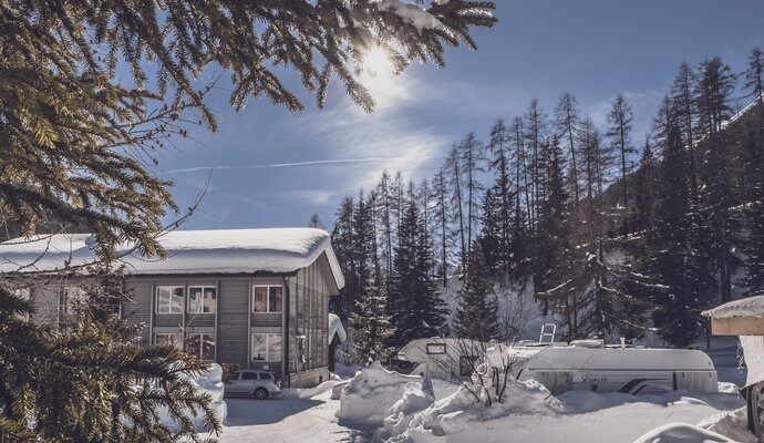 Winterliche Aussenansicht auf das Hostel | © Davos Klosters Mountains