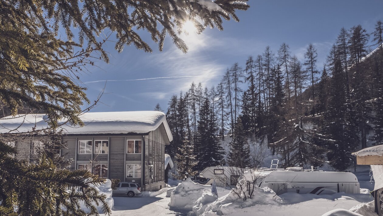 Winterliche Aussenansicht auf das Hostel | © Davos Klosters Mountains