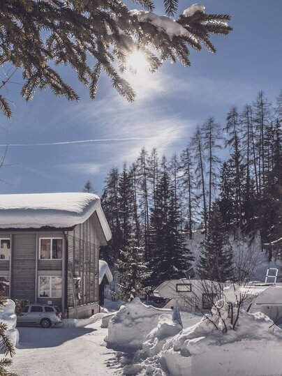 Winterliche Aussenansicht auf das Hostel | © Davos Klosters Mountains