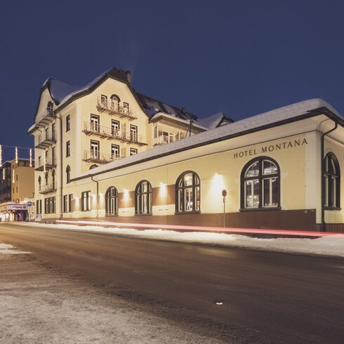Winterliche Aussenansicht eines älteren mehrstöckigen Gebäudes im Jugendstil | © Davos Klosters Mountains 
