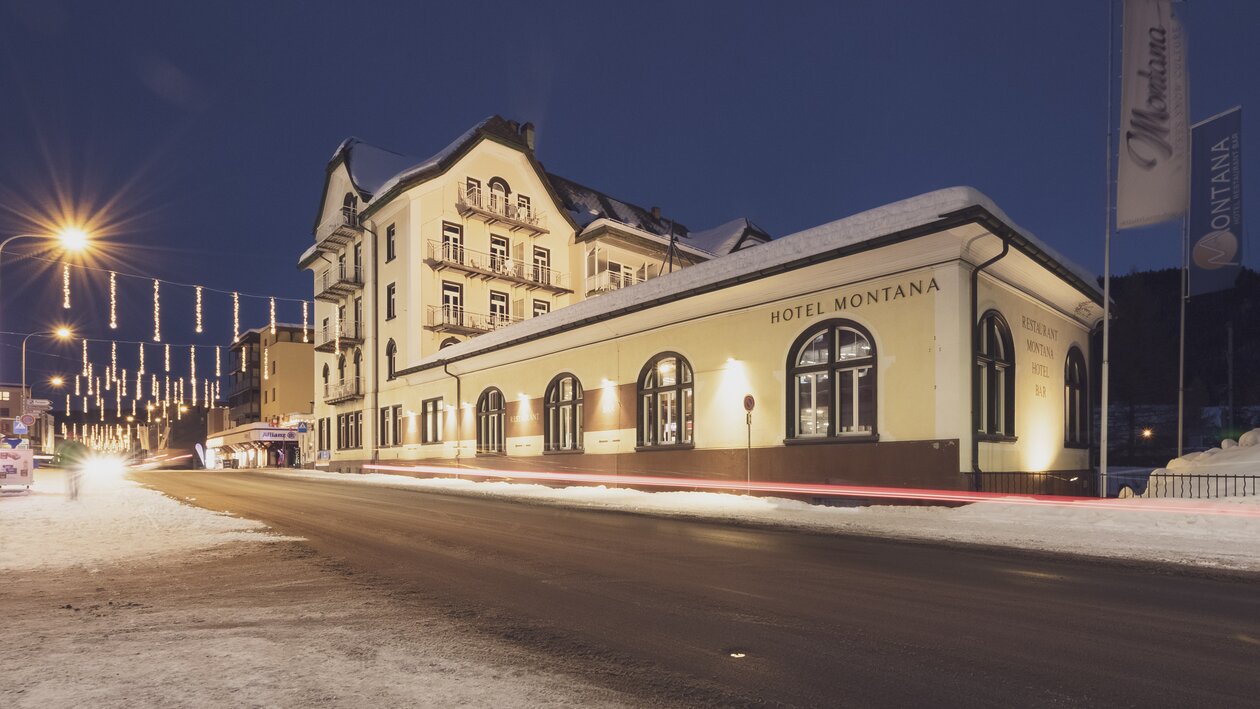 Winterliche Aussenansicht eines älteren mehrstöckigen Gebäudes im Jugendstil | © Davos Klosters Mountains 