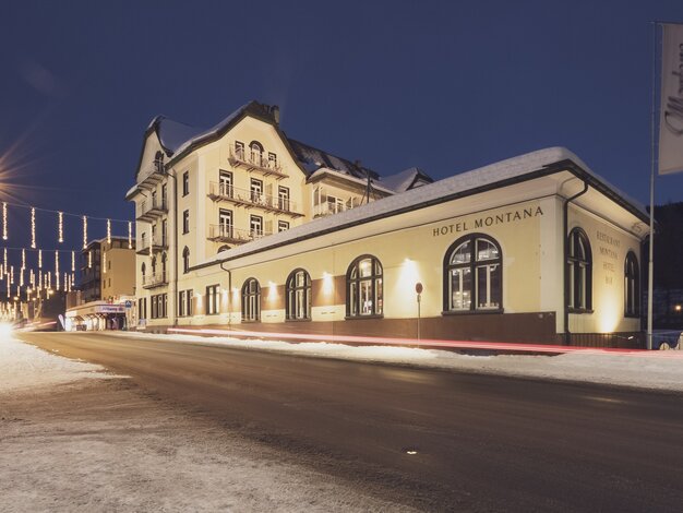 Winterliche Aussenansicht eines älteren mehrstöckigen Gebäudes im Jugendstil | © Davos Klosters Mountains 