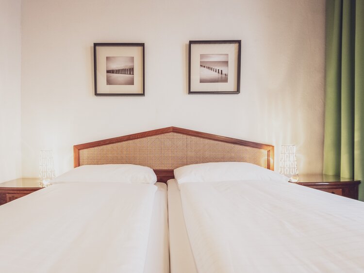 Hotelbett mit Bilder an der Wand | © Davos Klosters Mountains