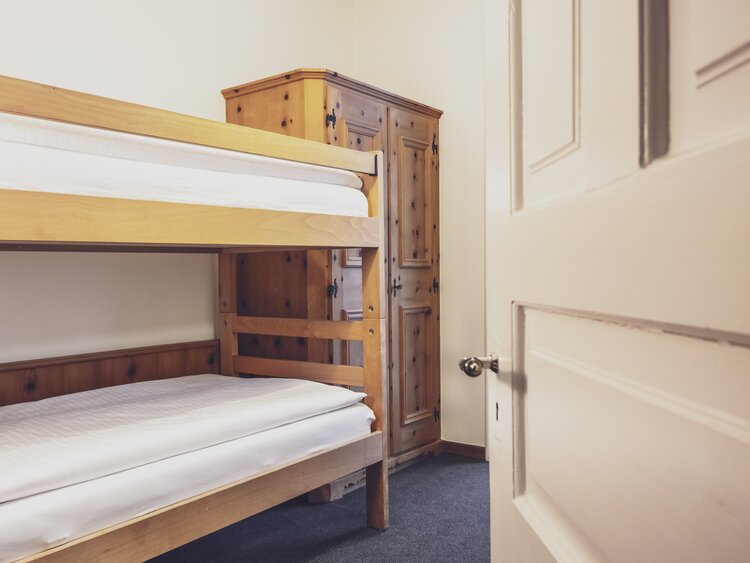 Mehrbettzimmer mit Schrank | © Davos Klosters Mountains