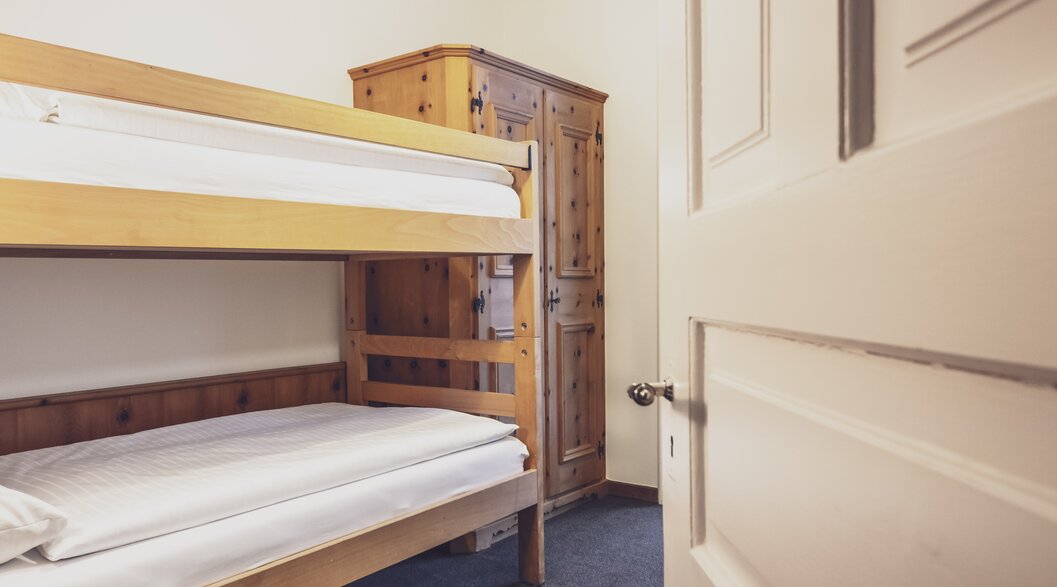 Shared room with wardrobe | © Davos Klosters Mountains