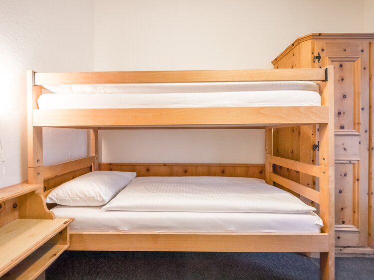 Hotelzimmer mit Stockbetten und Schrank | © Davos Klosters Mountains