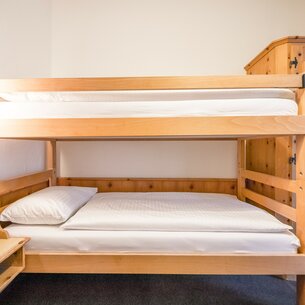 Hotel room with bunk beds and wardrobe | © Davos Klosters Mountains