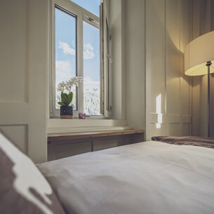 Bett mit Fensteraussicht | © Davos Klosters Moutains