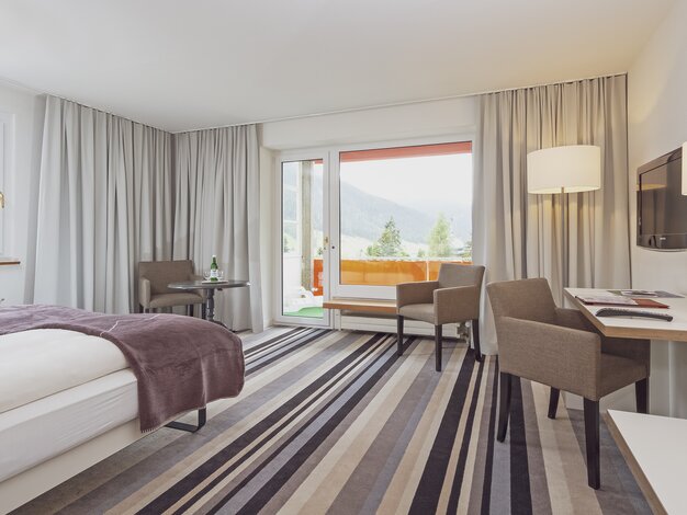 Grosses Doppelzimmer mit Balkon | © Davos Klosters Mountains