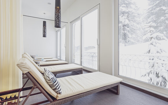 Heller Ruheraum im Hotel National mit Ausblick von den Liegen auf die verschneite Ortschaft Davos.  | © Davos Klosters Mountains