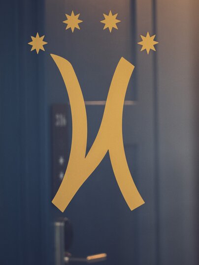 Neues Emblem im Hotel National | © Davos Klosters Mountains