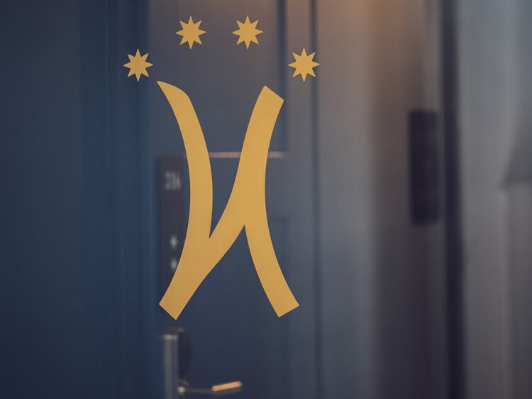 Neues Emblem im Hotel National | © Davos Klosters Mountains
