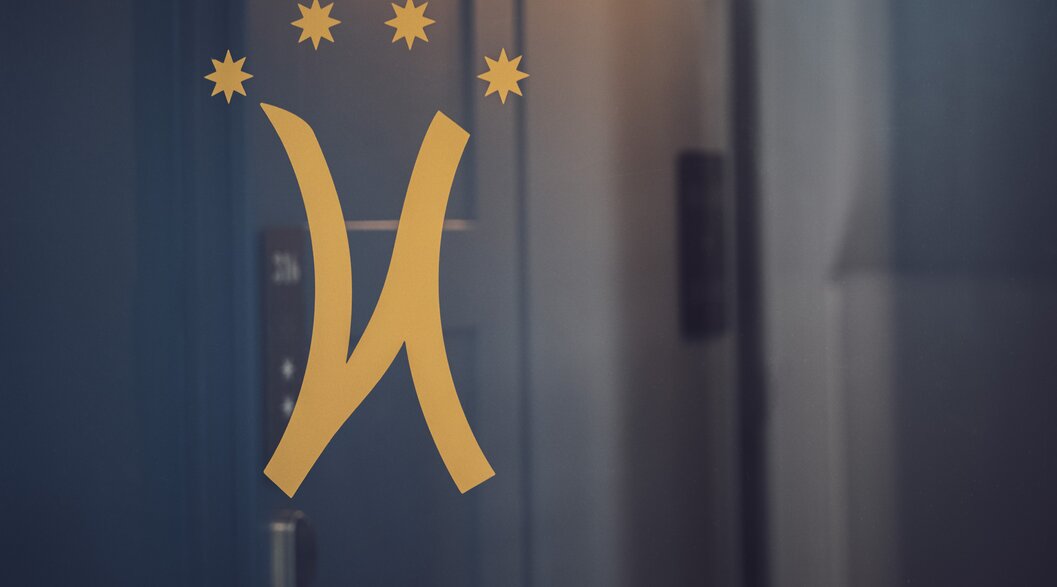 Neues Emblem im Hotel National | © Davos Klosters Mountains Neues Emblem im Hotel National | © Davos Klosters Mountains