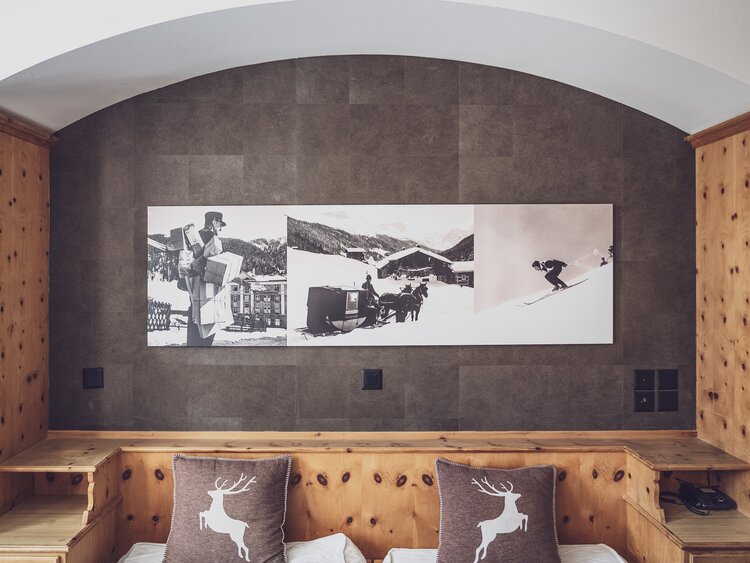 Wandbild über dem Doppelbett | © Davos Klosters Mountains