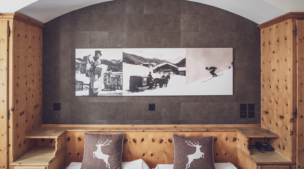Wandbild über dem Doppelbett | © Davos Klosters Mountains Wandbild über dem Doppelbett | © Davos Klosters Mountains