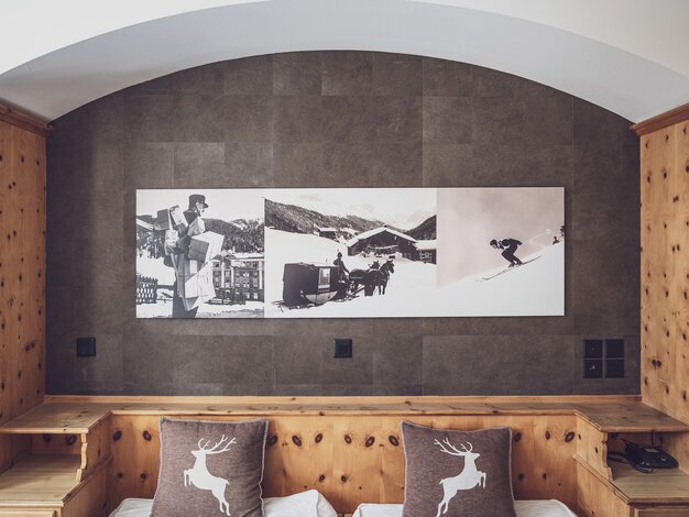 Wandbild über dem Doppelbett | © Davos Klosters Mountains