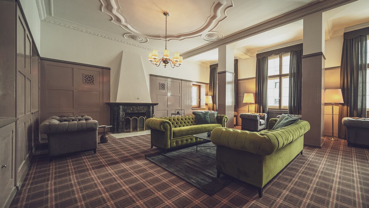 Grosse Lounge mit mehreren Sofas | © Davos Klosters Mountains