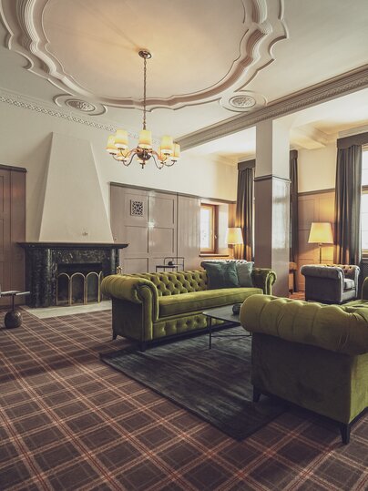 Grosse Lounge mit mehreren Sofas | © Davos Klosters Mountains