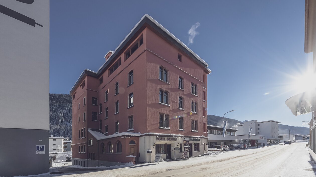Hotel Ochsen in der winterlichen Aussenansicht | © Davos Klosters Mountains