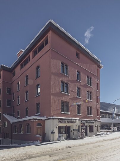Hotel Ochsen in der winterlichen Aussenansicht | © Davos Klosters Mountains