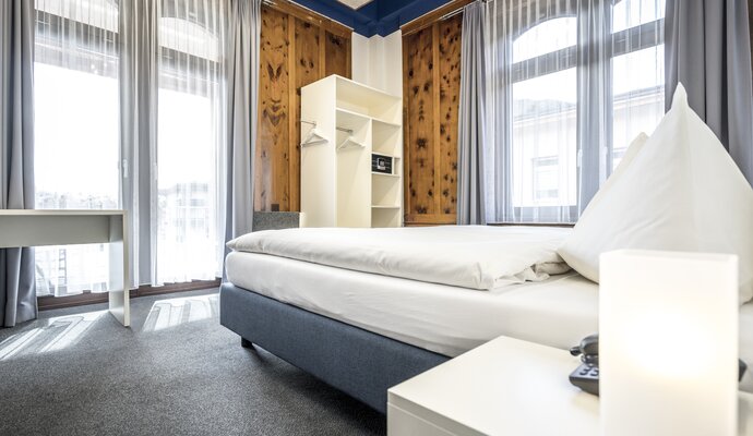 Bright hotel room with balcony | © Davos Klosters Mountains