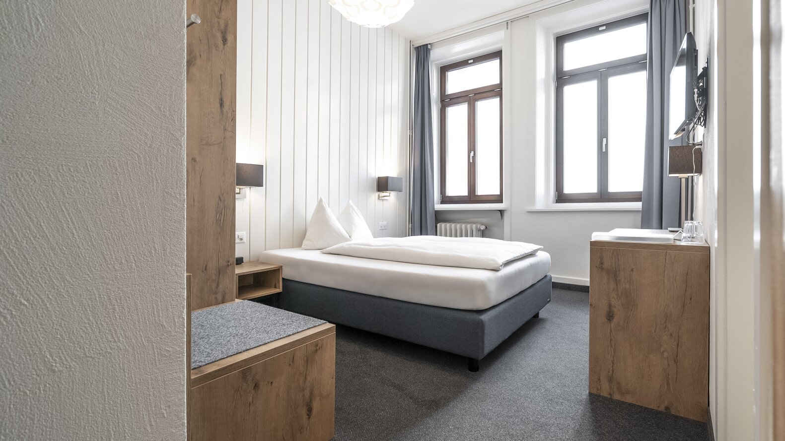 Schlicht eingerichtetes Einzelzimmer im Hotel Ochsen. | © Davos Klosters Mountains
