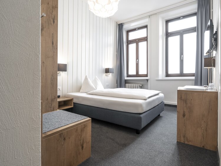 Schlicht eingerichtetes Einzelzimmer im Hotel Ochsen. | © Davos Klosters Mountains