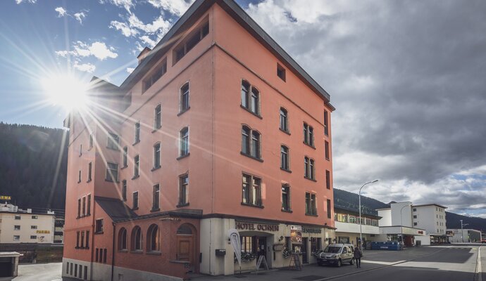 Aussenansicht im Sommer vom Hotel Ochsen | © Davos Klosters Mountains