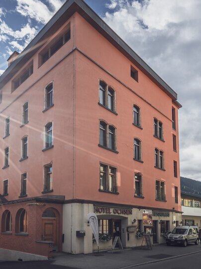 Aussenansicht im Sommer vom Hotel Ochsen | © Davos Klosters Mountains