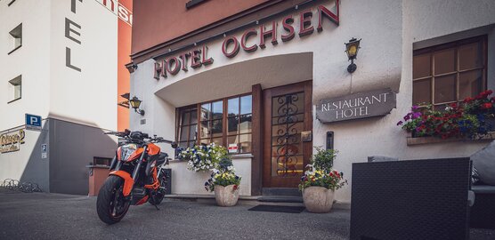 Ein parkiertes Motorrad vor dem Mountain Hotel Ochsen
