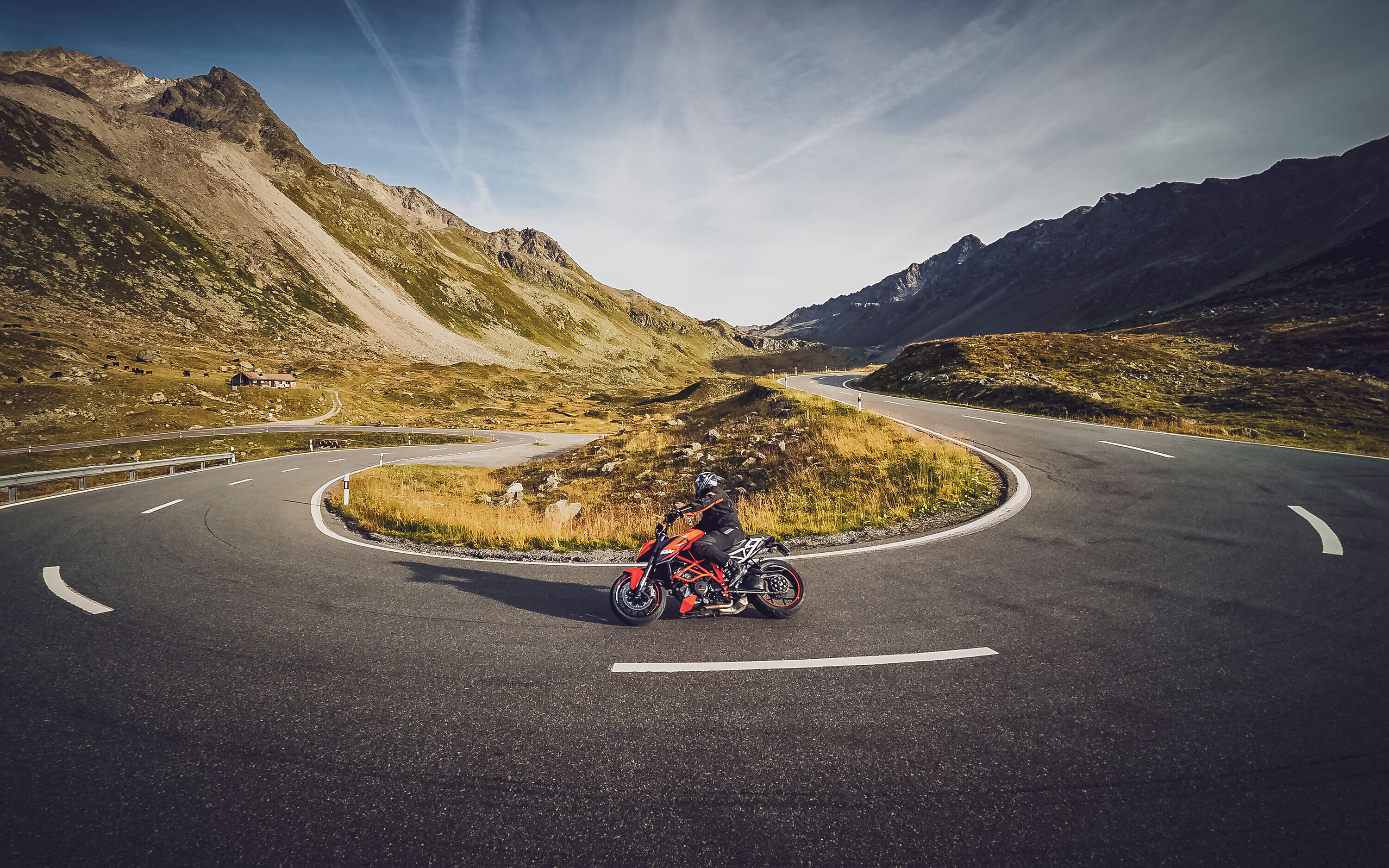 Ein Motrorradfahrer in einer Kurve auf dem Flüelapass in Graubünden | © Davos Klosters Mountains