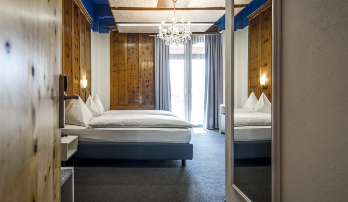 Hotelzimmer mit Spiegel und Balkon | © Davos Klosters Mountains