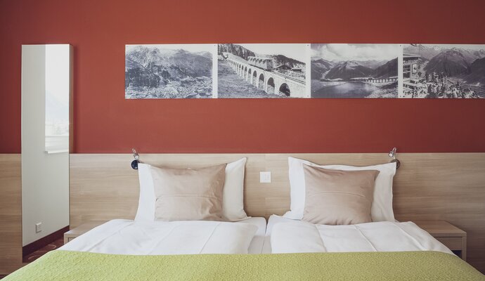 Doppelbett im Hotelzimmer vom Hotel Ochsen 2 | © Davos Klosters Mountains