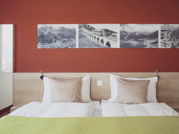 Doppelbett im Hotelzimmer vom Hotel Ochsen 2 | © Davos Klosters Mountains