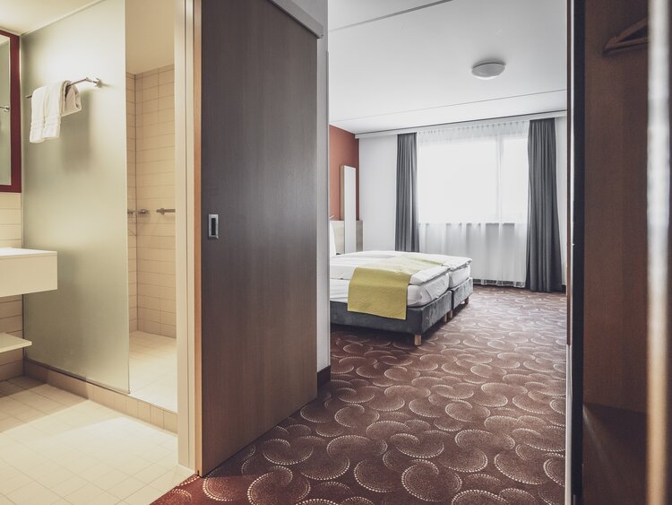 Hotelzimmer mit Blick auf das Bad im Hotel Ochsen 2  | © Davos Klosters Mountains