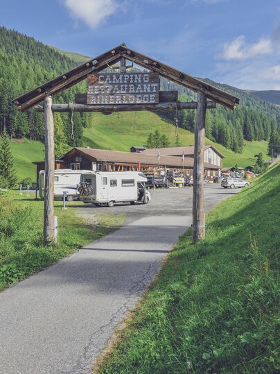 Eingangsbogen vom Camping | © Davos Klosters Mountains