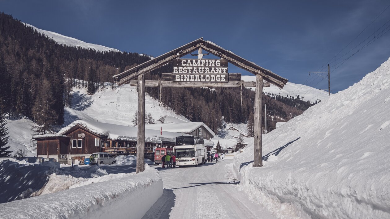 Eingangstorbogen zum Camping | © Davos Klosters Mountains