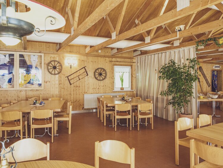 Grosser heller Frühstücksraum mit viel Holz | © Davos Klosters Mountains