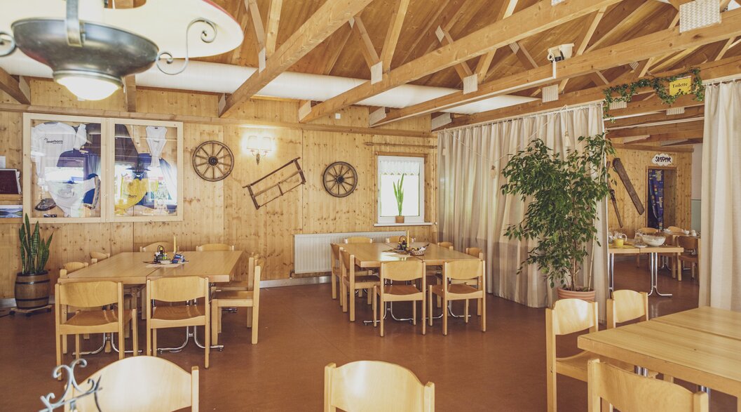 Large bright breakfast room with lots of wood | © Davos Klosters Mountains