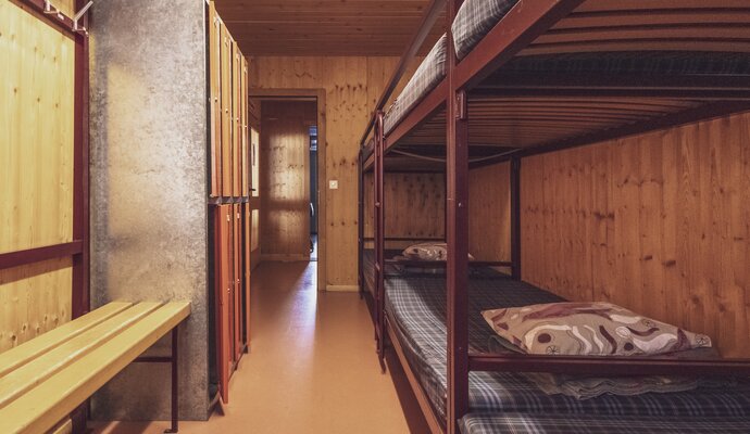 Mehrbettzimmer mit Stockbetten und Schränken | © Davos Klosters Mountains