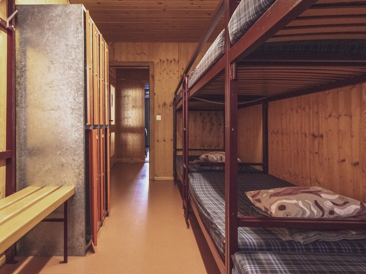 Mehrbettzimmer mit Stockbetten und Schränken | © Davos Klosters Mountains