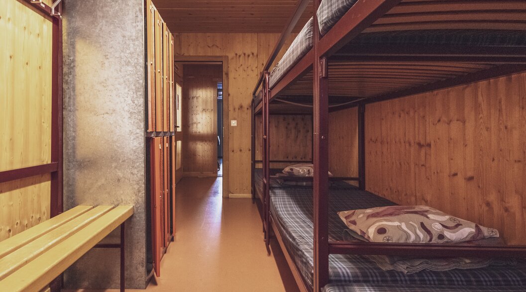 Shared room with bunk beds and wardrobes | © Davos Klosters Mountains