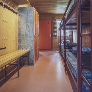 Multi-bed room with bunk beds | © Davos Klosters Mountains