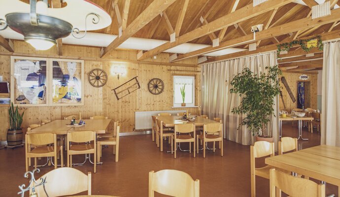 Grosser heller Frühstücksraum mit viel Holz | © Davos Klosters Mountains
