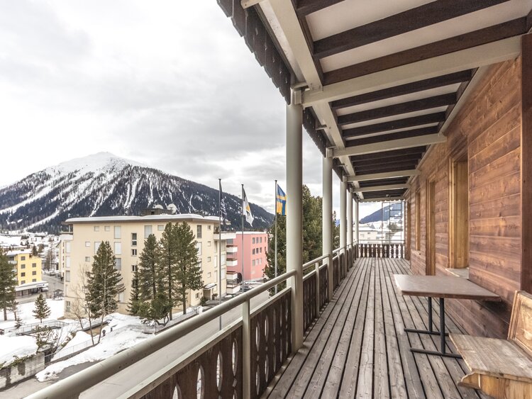 Grosser Holzbalkon mit sensationellem Ausblick auf Pischa  | © Davos Klosters Mountains 