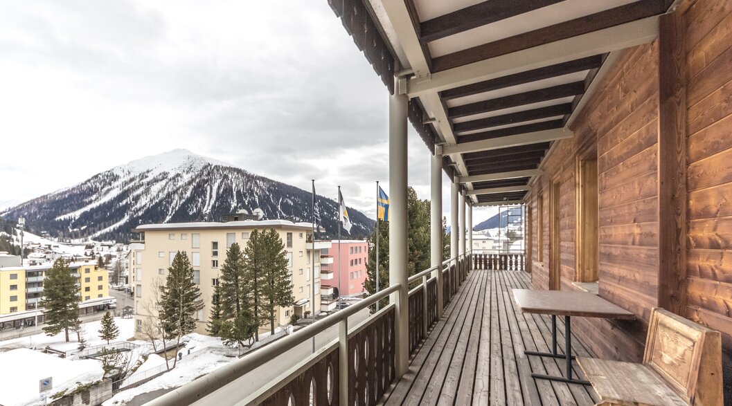 Grosser Holzbalkon mit sensationellem Ausblick auf Pischa  | © Davos Klosters Mountains 