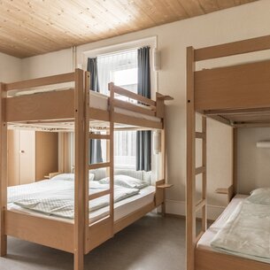 2 double bunk beds with linen | © Davos Klosters Mountains