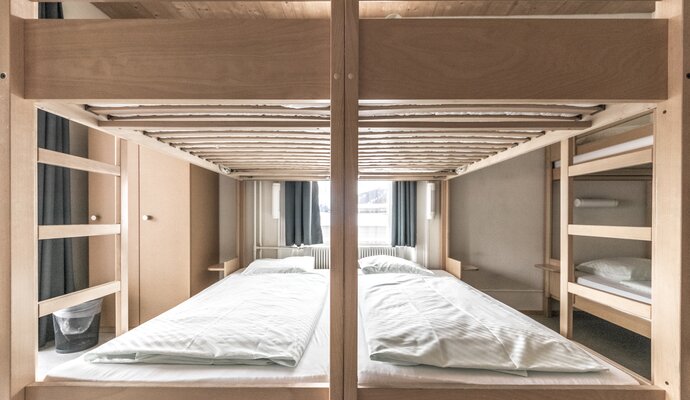 Double bunk bed with linen | © Davos Klosters Mountains